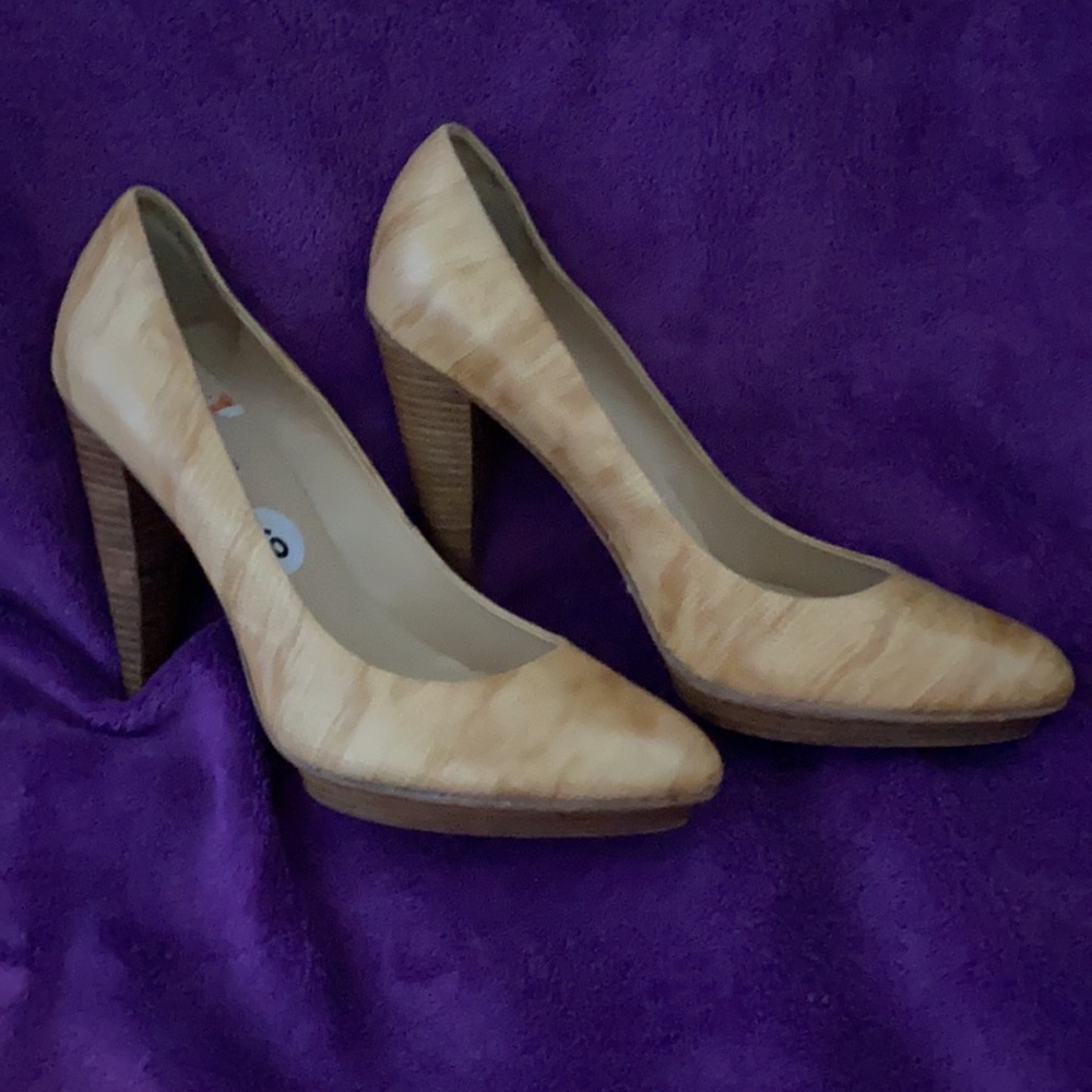 Tan Genuine leather pumps.